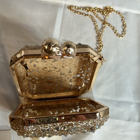 Gold Textured/Faceted Snap Close Clutch. Crossbody Chain. NWOT - Picture 3 of 8